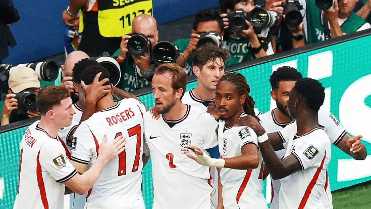 Pemain Inggris melakukan selebrasi usai Jude Bellingham mencetak gol kedua saat mengalahkan Norwegia 2-1 di perempatfinal Piala Dunia 2026. (Instagram @fifaworldcup)