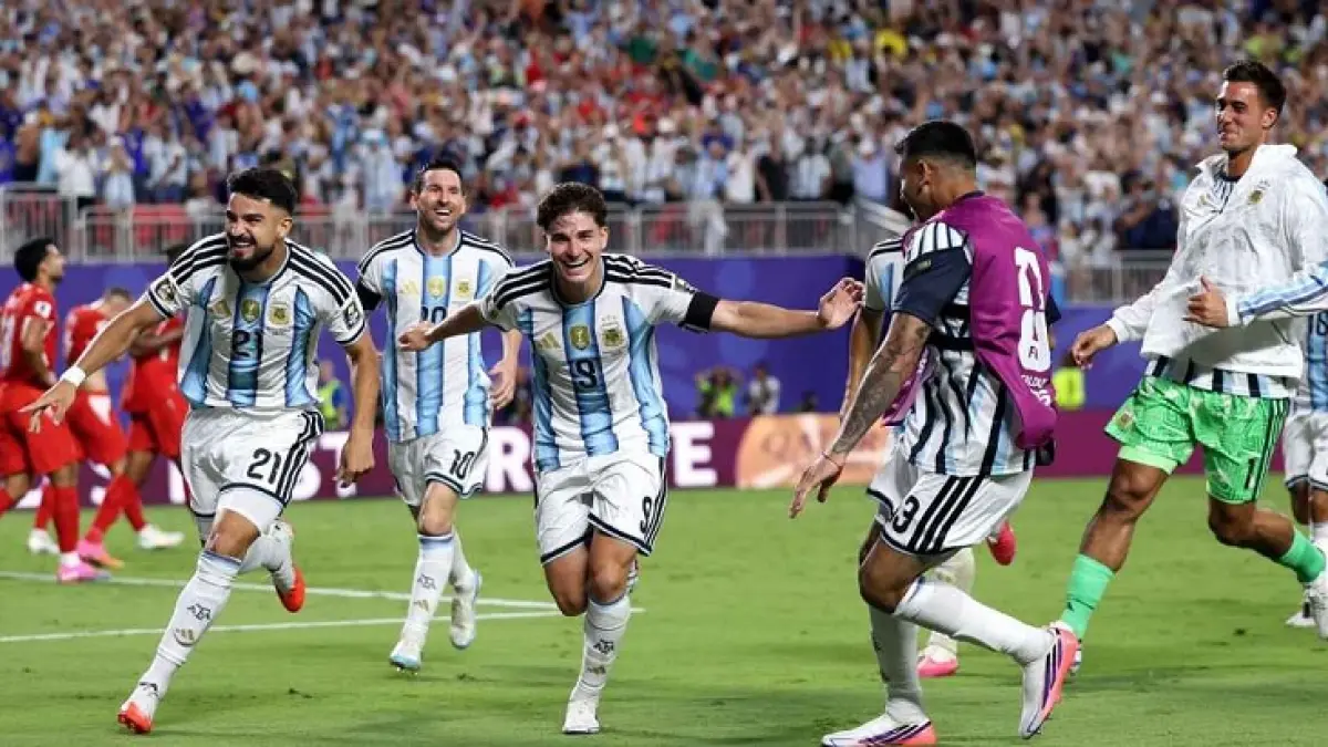 Penyerang Argentina Julián Alvarez melakukan selebrasi usai membobl gawang Swiss di perpanjangan waktu perempatfinal Piala Dunia 2026.. (Carl Recine/Getty Images)