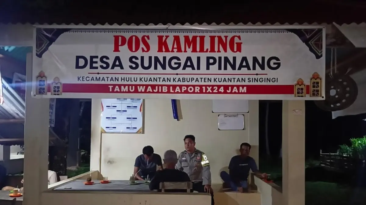 Personel Polsek Hulu Kuantan melakukan pengecekan pos kamling di Desa Sungai Pinang Kecamatan Kuantan Tengah, Sabtu (11/7/2026) malam. (Polres Kuansing)
