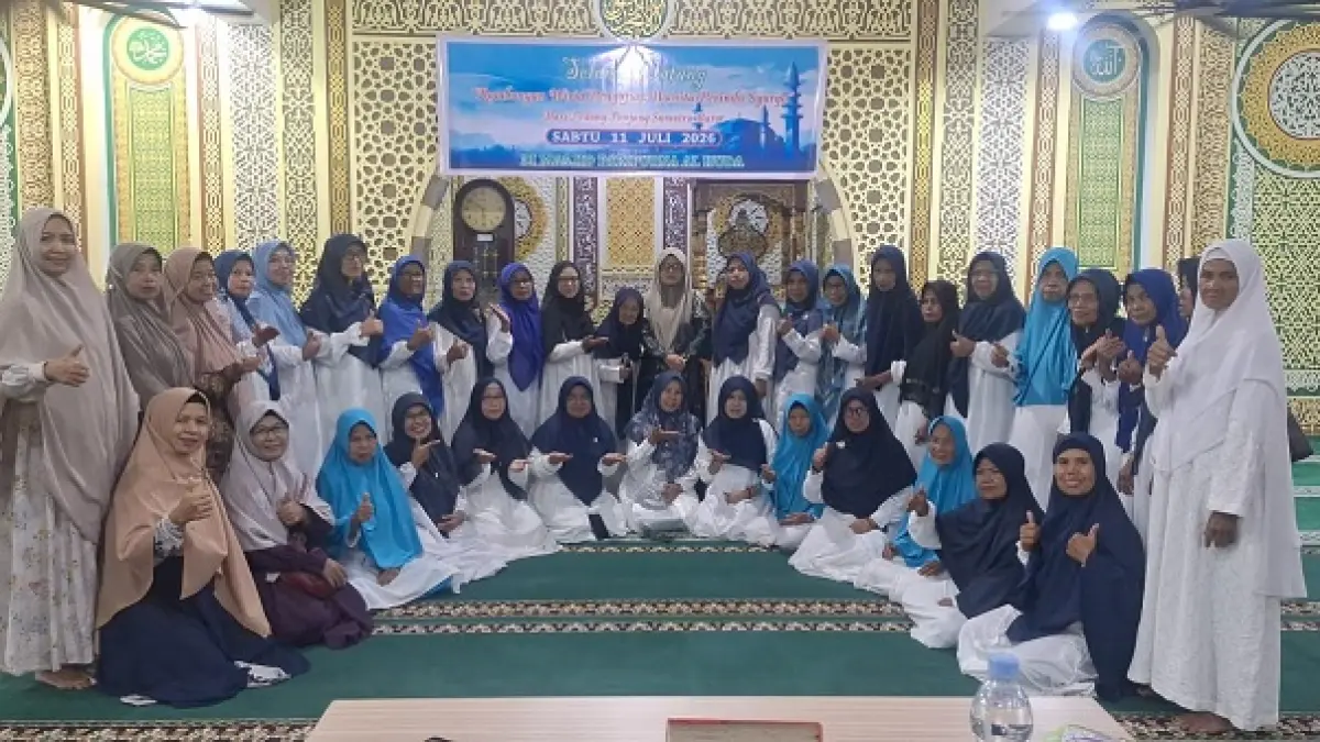 Rombongan Majelis Taklim Wanita Perindu Surga Padang Panjang foto bersama saat kunjungan ke Masjid Al-Huda Tobek Godang depan Riau Pos, Sabtu (11/7/2026).( Masjid Al Huda untuk Riau Pos)