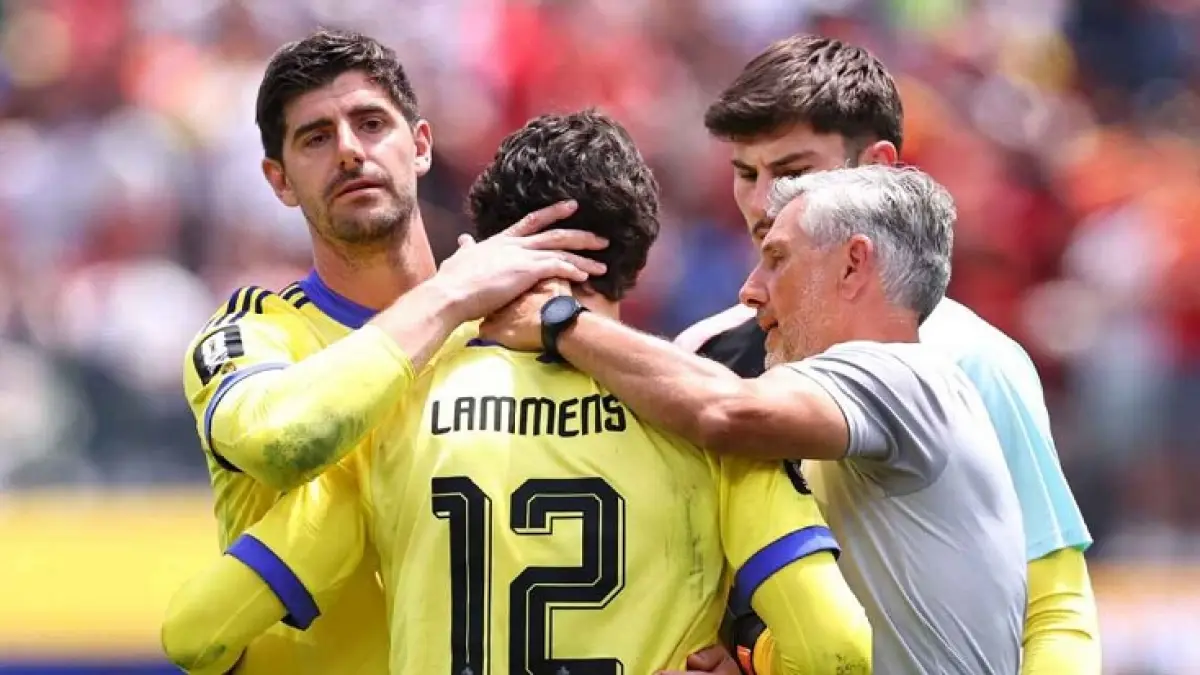 Thibaut Courtois menghibur Senne Lammens setelah pertandingan. (Jay Barratt-AMA/Getty Images)