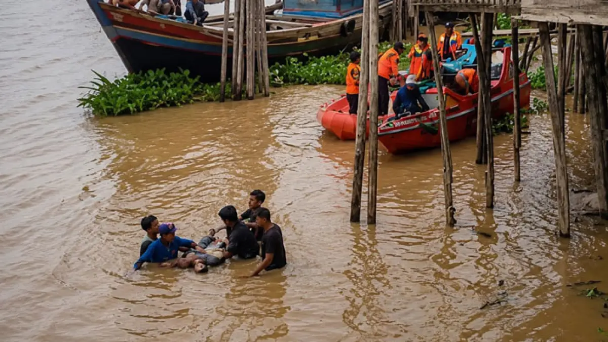 Tim gabungan bersama warga mengevakuasi jasad Alimudin (42), korban tenggelam saat menyelam untuk mengevakuasi kapal di perairan Sungai Indragiri, Parit 7, Kecamatan Tembilahan Hulu, Inhil, Ahad (12/7/2026). (Istimewa)