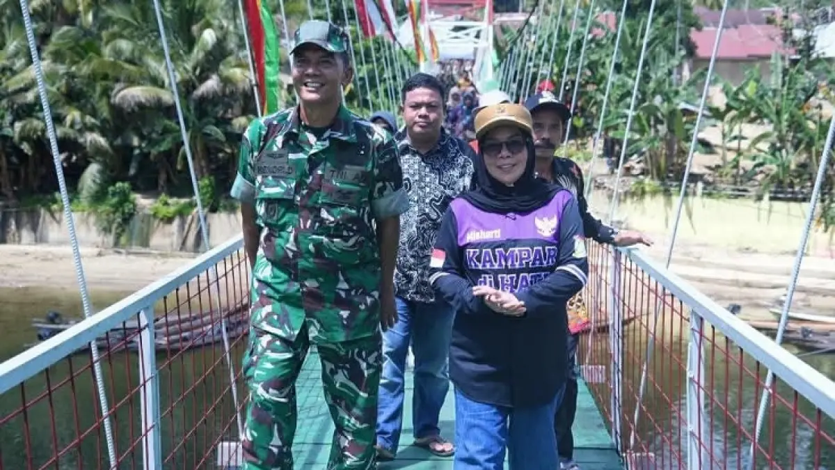 Wakil Bupati Kampar Misharti meninjau usak meresmikan Jembatan Gantung Perintis Garuda di Desa Gajah Bertalut, Kecamatan Kampar Kiri Hulu, Sabtu (11/7/2026). (Diskominfo untuk Riaupos.co)