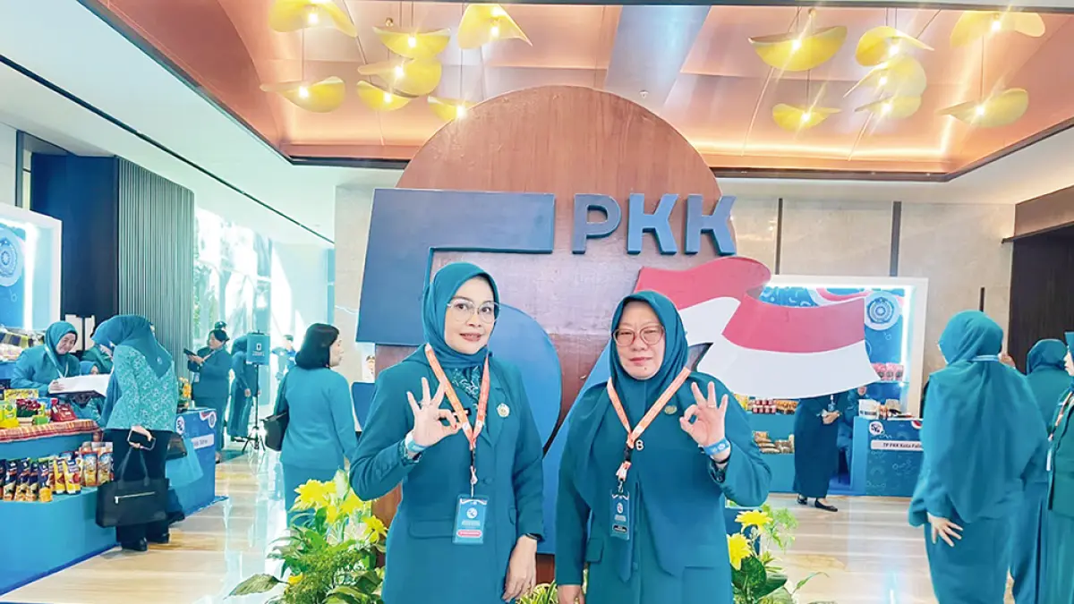 SALAM BERMASA: Ketua TP PKK Kabupaten Bengkalis Siti Aisyah didampingi Wakil Ketua I Ira Vandriyani, melakukan selebrasi salam Bermasa saat menghadiri Puncak Peringatan Hari Kesatuan Gerak (HKG) ke-54 PKK Tahun 2026 di Kota Makassar, Provinsi Sulawesi Selatan, Sabtu (11/7/2026).&nbsp;(Diskominfotik bengkalis untuk riau pos)