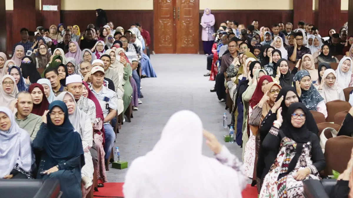 MENDENGARKAN: Para wali murid MAN 1 Pekanbaru mendengarkan penjelasan dari narasumber  internasional, Pimpinan Perguruan Diniyah Puteri Padangpanjang Fauziah Fauzan El Muhammady SE Akt MSi pada kegiatan Matamuda MAN 1 Pekanbaru, Rabu (8/7/2026). (Humas MAN 1 Pekanbaru untuk Riau Pos)
