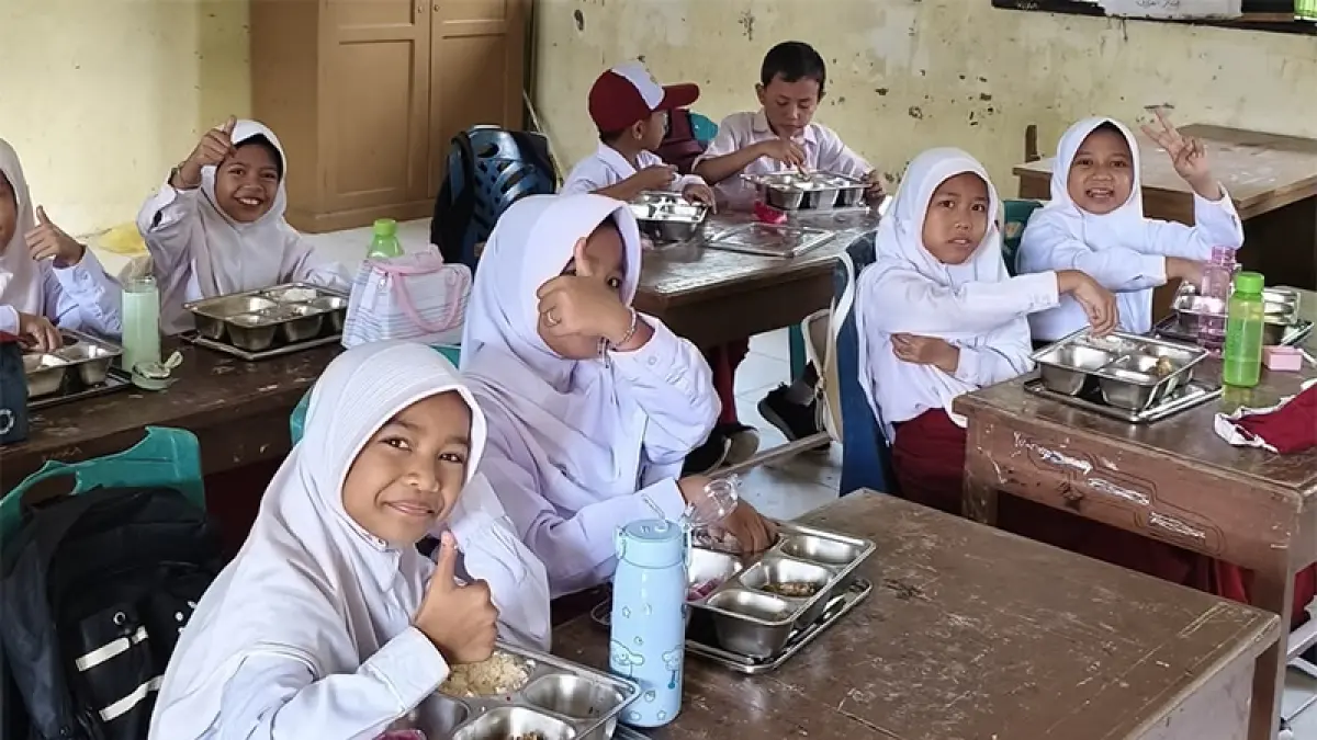 Anak-anak SDN 004 Sungai Manau Kecamatan Kuantan Mudik, di hari pertama masuk sekolah langsung mendapatkan menu MBG dari SPPG setempat, Senin (13/7/2016). (Foto Desriandi Candra)