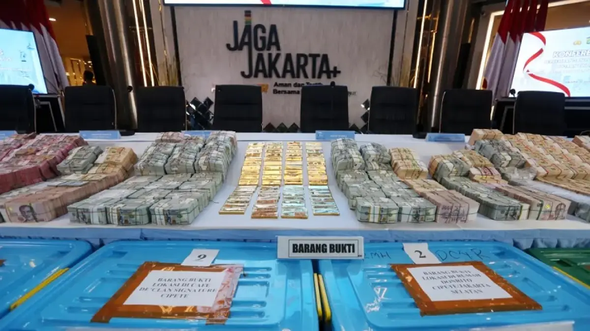 Barang bukti emas dan sejumlah uang saat ditampilkan pada konferensi pers di Polda Metro Jaya, Jakarta, Jumat (10/7/2026). (Dery Ridwansah/ JawaPos.com)