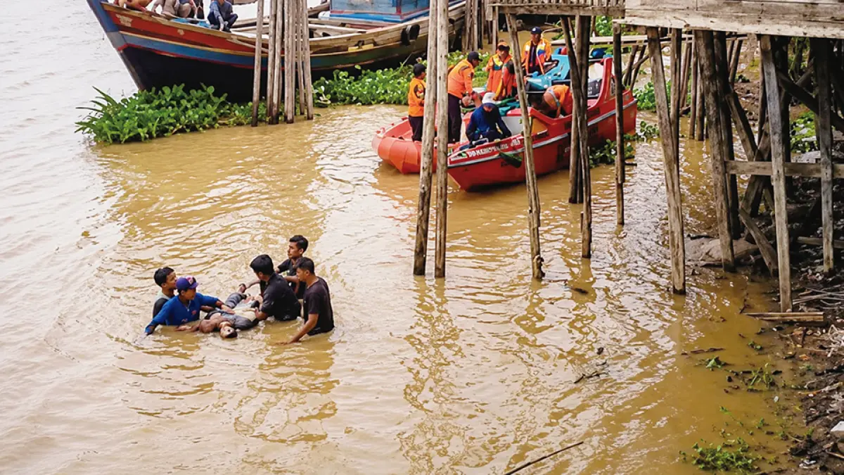 DIEVAKUASI: Tim gabungan bersama warga mengevakuasi jasad Alimudin (42), korban tenggelam saat menyelam untuk mengevakuasi kapal di perairan Sungai Indragiri, Parit 7, Kecamatan Tembilahan Hulu, Ahad (12/7/2026). (*2/ RIAU POS )
