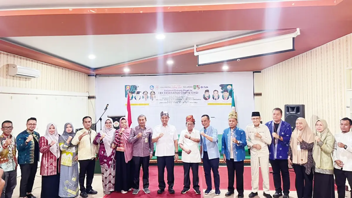 FOTO BERSAMA: Para pimpinan Universitas Hang Tuah Pekanbaru foto bersama pimpinan Pemerintah Kota Pekanbaru usai pembukaan Cek Kesehatan Gratis di Aula Prof  Dr Buchori Lapau MPH, Kamis (9/7/2026). (UHTP untuk Riau Pos)
