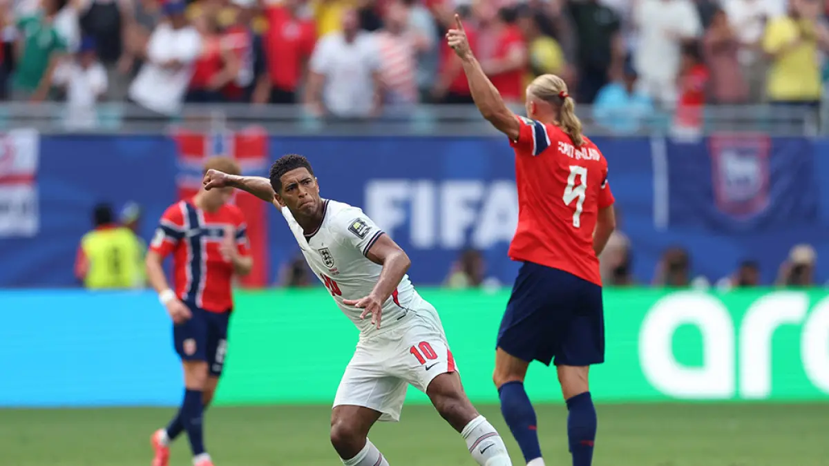 Gelandang Inggris  Jude Bellingham melakukan selebrasi usai mencetak gol penyeimbang dalam pertandingan perempat final  sepakbola Piala Dunia 2026 melawan Norwegia di Stadion Miami, Miami Gardens, Ahad (12/7/2026).  (PATRICIA DE MELO MOREIRA/AFP)