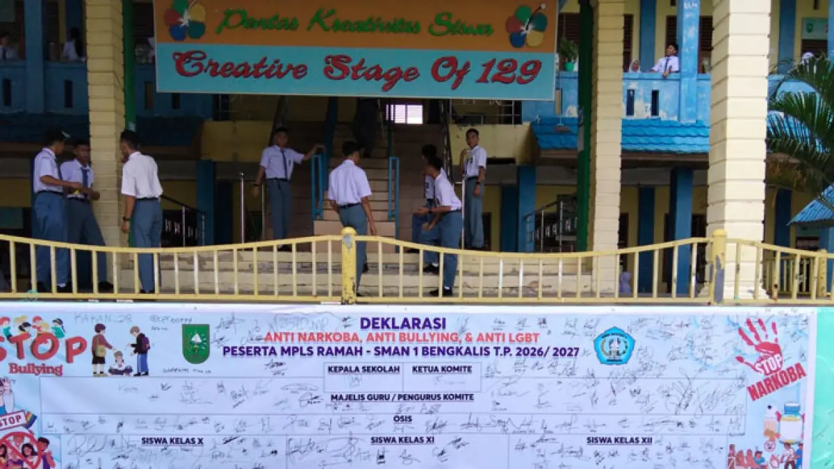 Hari pertama masuk sekolah, SMAN 1 Bengkalis menggelar penandatanganan Deklarasi Anti Narkoba, bulliying dan LGBT dengan membentangkan spanduk besar di halaman SMAN 1 Bengkalis, Senin (14/7/2026). (Istimewa)