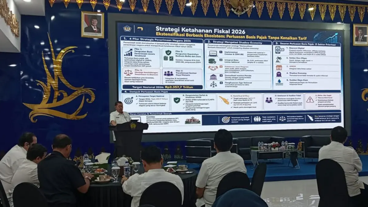 Kepala Kanwil DJP Riau, YFR Hermiyana membuka peringatan Hari Pajak bertema "Pajak Tumbuh, Indonesia Tangguh" yang diisi diskusi bersama stakeholder di Aula Hang Tuah Lantai 4 Kanwil DJP Riau, Jalan Jenderal Sudirman, Senin (13/7/2026). (Prapti Dwi Lestari/Riaupos.co)