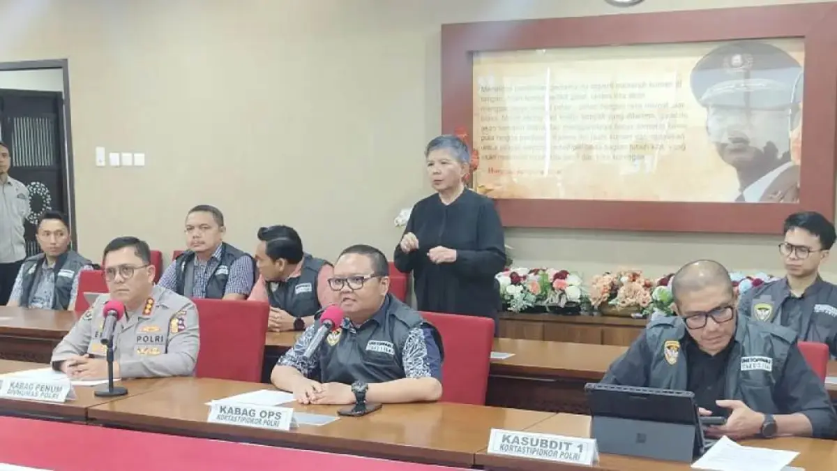 Kabag Ops Korps Pemberantasan Tindak Pidana Korupsi (Kortastipidkor) Polri Kombes Pol. Ahmad Yusuf Afandi (depan tengah) bersama jajaran memberikan keterangan pers dalam konferensi pers di Gedung Bareskrim Polri, Jakarta, Selasa (30/6/2026). (JAWAPOS.COM)