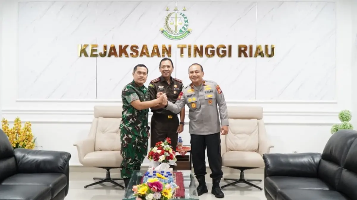 Kajati Riau (tengah), diapit Kapolda Riau dan Pangdam Tuanku Tambusai melakukan salam komando usai diskusi membahas penegakan hukum dan keamanan Riau di Kejati Riau pada Senin (13/7/2026). (Humas Kejati Riau)
