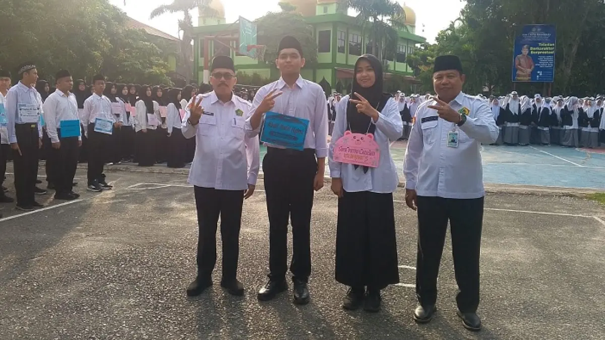 Kakan Kemenag Kota Pekanbaru Drs H Syahrul Mauludi MA, Kepala MAN 2 Pekanbaru H Ghafardi SAg MPdI foto bersama perwakilan siswa baru MAN 2 Pekanbaru, Senin (13/7/2026). (Humas MAN 2 Pekanbaru untuk Riau Pos)
