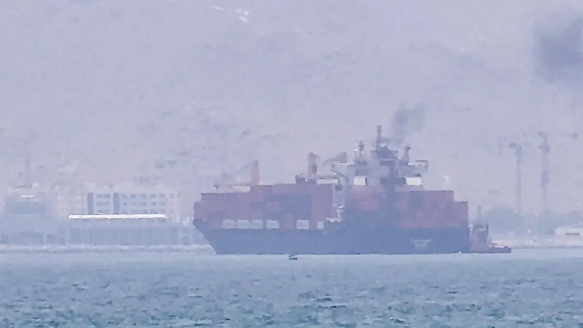 Kapal kargo berlabuh di dekat Selat Hormuz lepas pantai timur Uni Emirat Arab, Khor Fakkan, Ahad (12/7/2026). Iran mengumumkan akan menutup Selat Hormuz dan meluncurkan rudal serta drone ke negara-negara di Teluk Persia. (AFP)
