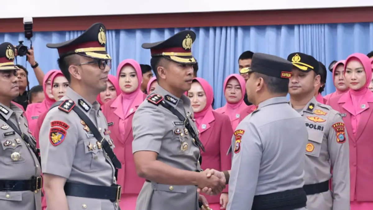 Kapolda Riau Irjen Pol Herry Heryawan bersalaman dengan Pejabat Kapolres Dumai yang baru, AKBP Fatikh Dedy Setyawan usai upacara sertijab, Senin (13/7/2026). (Istimewa)
