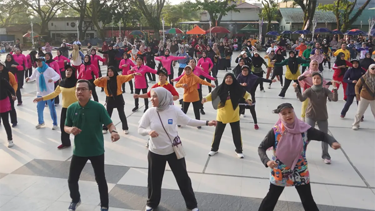 Kemeriahan HUT Bayangkara ke-80 yang diisi senam sehat bersama Polsek Tualang dan BRI Cabang Perawang di Taman Motuyoko, Perawang, baru-baru ini. (BRI Kanca Perawang)