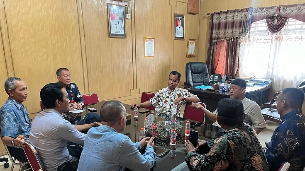 Kepala Dinas Perikanan Inhil, Eko Randippa menerima kunjungan Wakil Ketua Komisi II DPRD Inhil, Samino terkait adanya informasi pungutan biaya pembuatan E-Kusuka di ruang dinasnya, Senin (13/7/2026). (Istimewa)