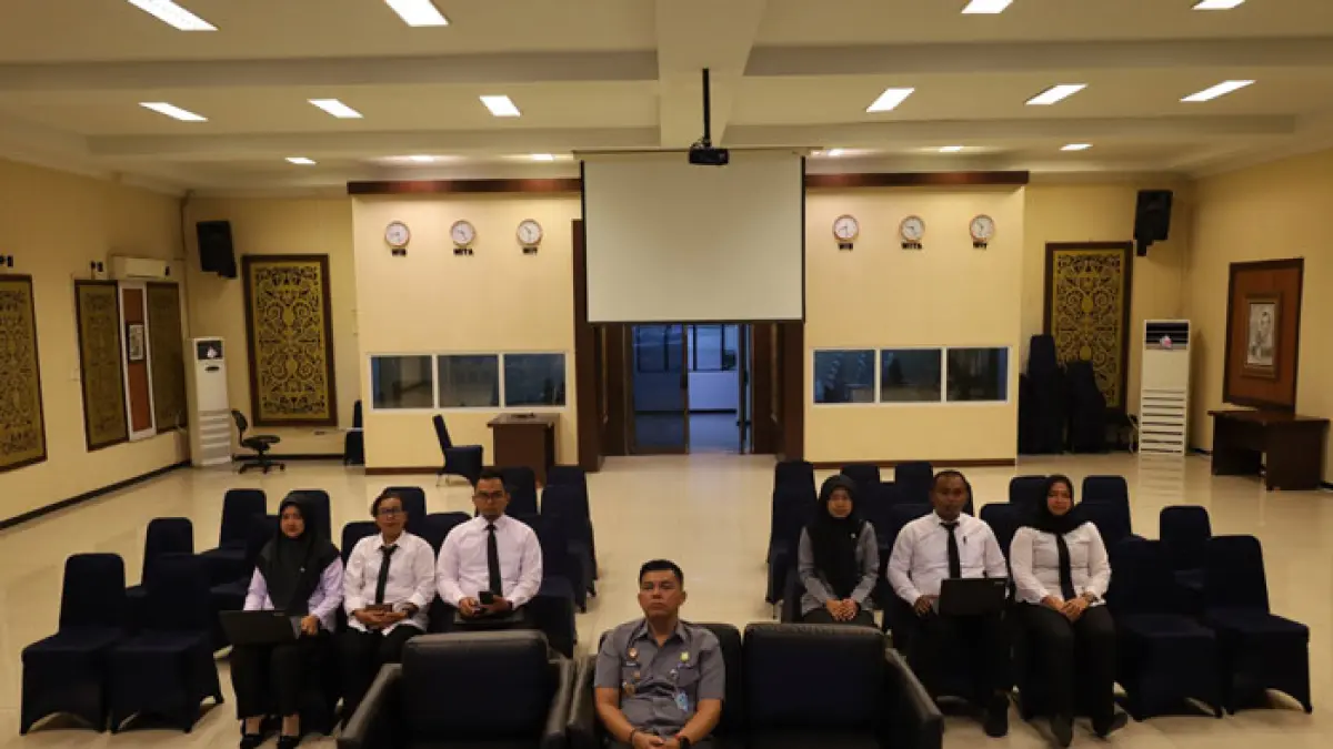 Kepala Kanwil Kemenkum Riau Rudy Hendra Pakpahan (paling depan) turut menghadiri secara virtual Pelatihan Teknis Pelayanan Publik, Senin (13/7/2026). (Humas Kanwil Kemenkum Riau untuk Riaupos.co)
