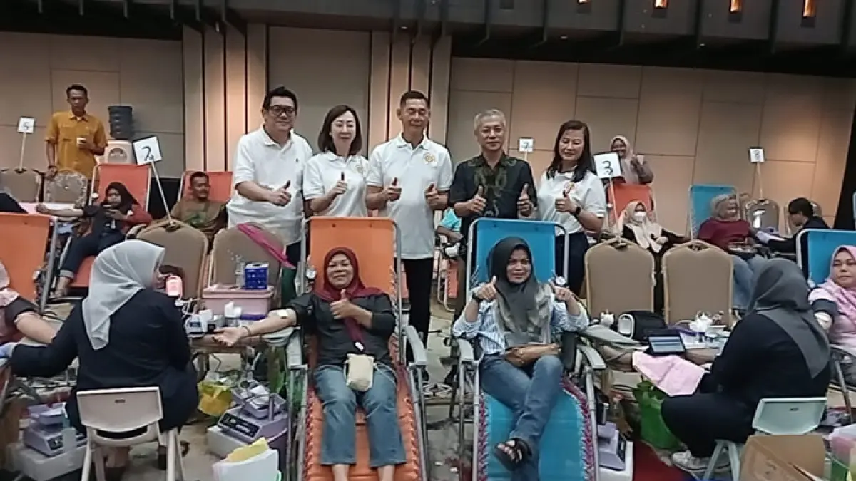 Ketua IKPTB, Mulianto Tan (tengah) didampingi Lo Cu Kwan Tee Kong Bio, Darwin (dua kanan) bersama jajaran pengurus IKPTB foto bersama para pendonor darah yang berhasil mendonorkan darahnya di Furaya Pekanbaru, Ahad (12/7/2026). (Prapti Dwi Lestari/Riaupos.co)