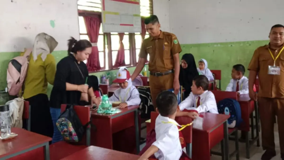 Korwil Disdikbud Kecamatan Rengat Barat, Sanfriadi SPd saat meninjau pelaksanaan MPLS di salah satu sekolah di daerah itu, Senin (13/7/2026). (Korwil Rengat Barat untuk Riaupos.co)