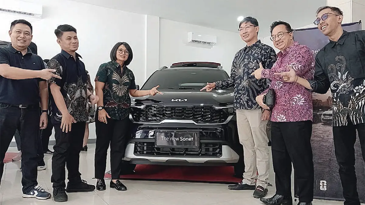Manajemen PT Kertajaya Utama, KIA Soekarno Hatta foto bersama saat Soft Opening dealer baru di Jalan D.I Panjaitan Pekanbaru, Jumat (10/7/2026). 