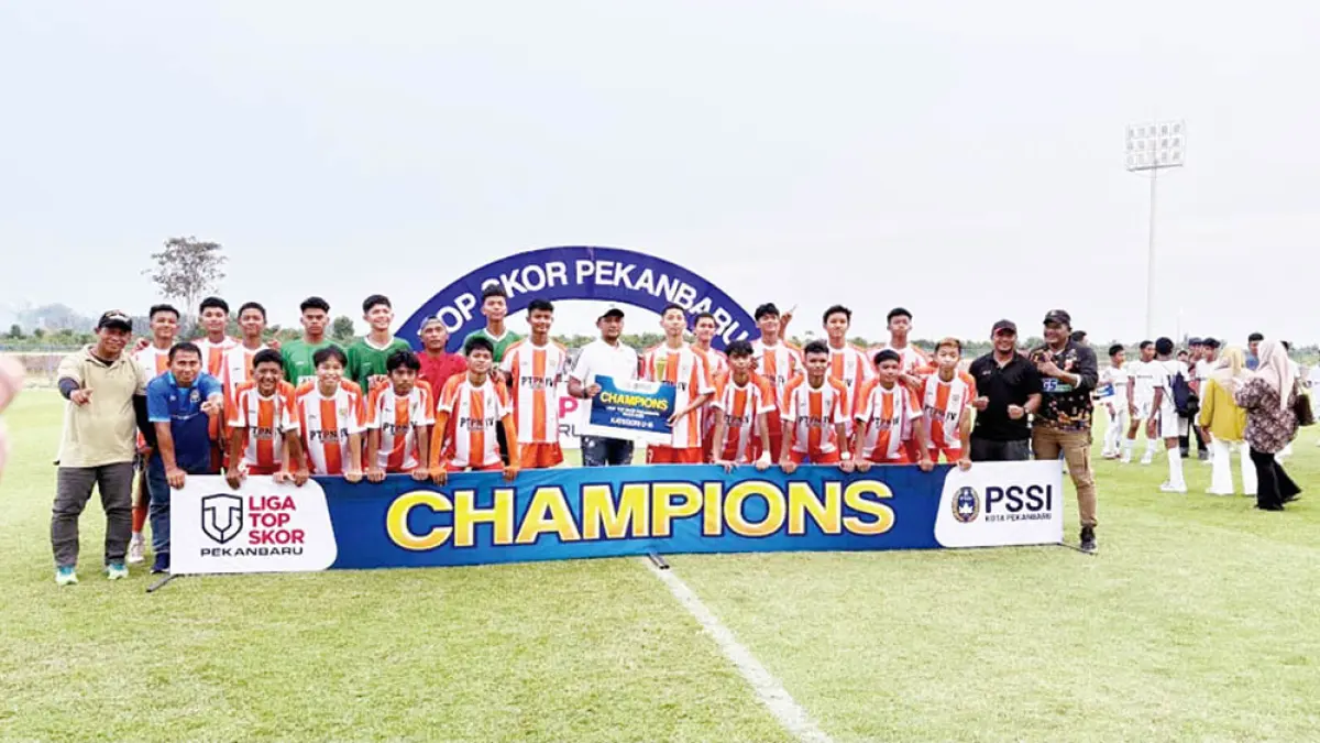 Para pemain SSB PTPN IV Regional III foto bersama usai menjuarai Liga TOPSkor Riau, beberapa waktu lalu.(Humas PTPN IV Regional III untuk riau pos)
