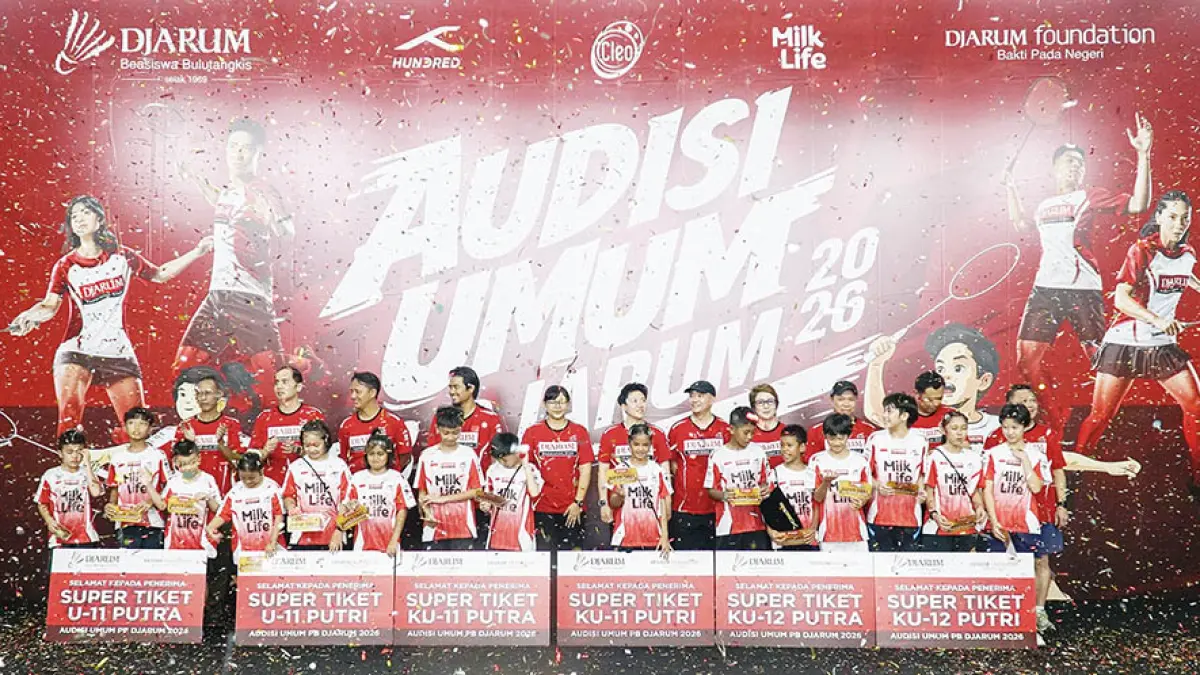Pebulutangkis muda foto bersama usai penyerahan super tiket lolos karantina ke Kudus usai Audisi Umum PB Djarum 2026 di GOR Angkasa, Jalan Angkasa, Pekanbaru, Ahad (12/7/2026). (MHD AKHWAN/RIAU POS)