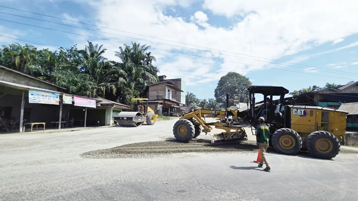 PERBAIKAN JALAN: Dinas PUPR Riau menggesa perbaikan ruas jalan provinsi di Kabupaten Rohul, baru-baru ini. (PUPR Riau&nbsp;untuk Riau Pos)