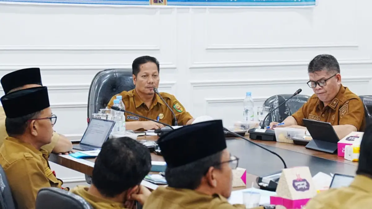 Plt Bupati Kuansing H Muklisin bersama Plh Sekda Drs Muradi MSi memimpin rapat evaluasi realisasi PAD Tri Wulan I, Senin (13/7/2026) di kantor bupati. (Istimewa)