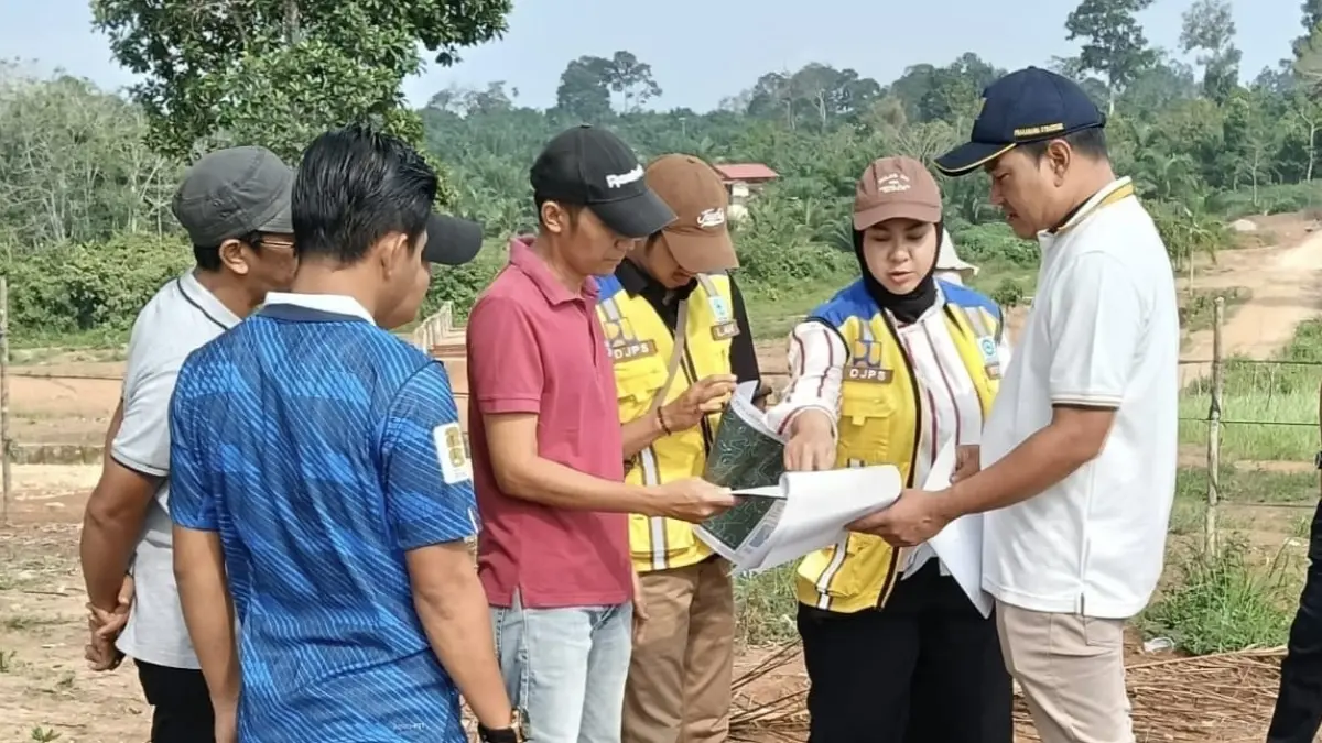 Plt Kadinsos P3A Rohul April Liyadi (baju kaos merah) mendampingi Tim Kementerian PU survey ulang lokasi lahan Sekolah Rakyat di Desa RTU, Kecamatan Rambah, baru-baru ini. (Dinas Kominfo Rohul untuk Riaupos.co)