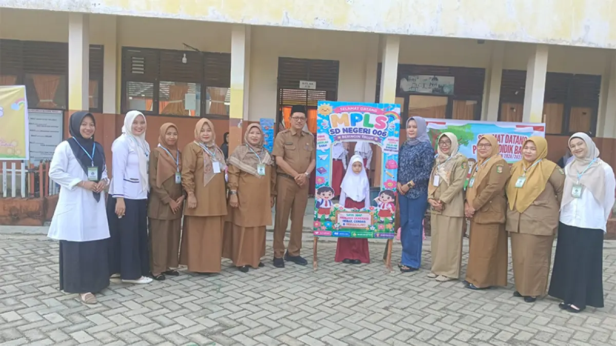 Sekretaris Dinas Pendidikan Kuansing Zulmaswan SPd MM bersama anak dan guru SDN 06 Teluk Kuantan saat hari pertama masuk sekolah, Senin (13/7/2026). (FOTO DESRIANDI CANDRA)