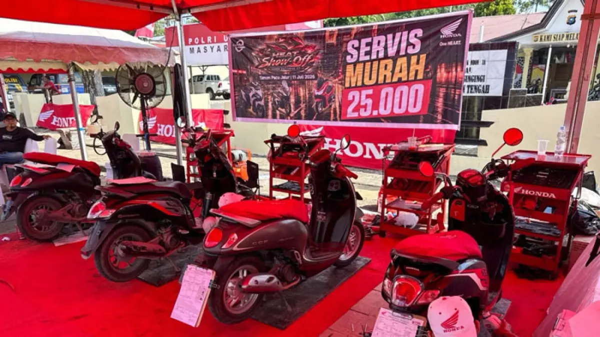 Servis murah hanya dengan Rp25 ribu yang langsung diserbu oleh para pengguna motor Honda pada "HEAT Show-Off Honda Exclusive AT"akhir pekan lalu di Taman Pacu Jalur, Teluk Kuantan. (Istimewa)