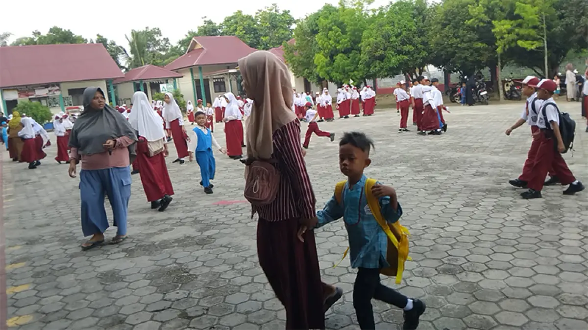 Suasana di SD Jalan Purwodadi Ujung saat orang tua mengantar putra-putrinya di hari pertama sekolah