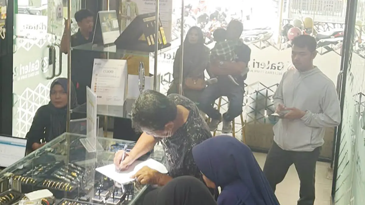  Suasana konsumen bertransaksi di Galeri24 Pegadaian, belum lama ini.(PEGADAIAN UNTUK RIAU POS)