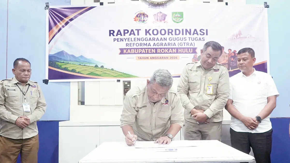 TEKEN BERITA ACARA: Bupati Rohul Anton menandatangani berita acara Rakor&nbsp;Penyelenggaraan Gugus Tugas Reforma Agraria (GTRA) Tahun Anggaran 2026 di Aula Lantai III Kantor Bupati Rohul, baru-baru ini. (Prokopim Setda Rohul untuk Riau Pos)