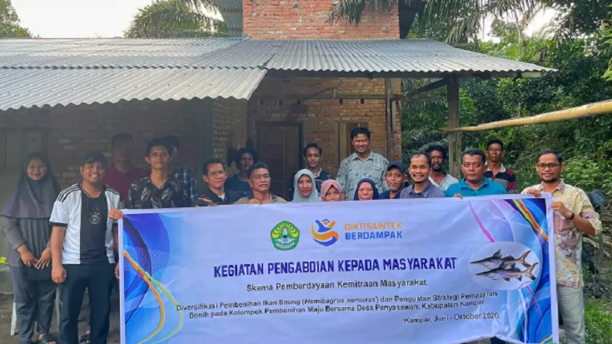 Tim pengabdian kepada masyarakat dosen Unri foto bersama kelompok pembenihan maju bersama Desa Penyasawan, Kabupaten Kampar, Sabtu (11/7/2026). (Unri untuk Riau Pos)
