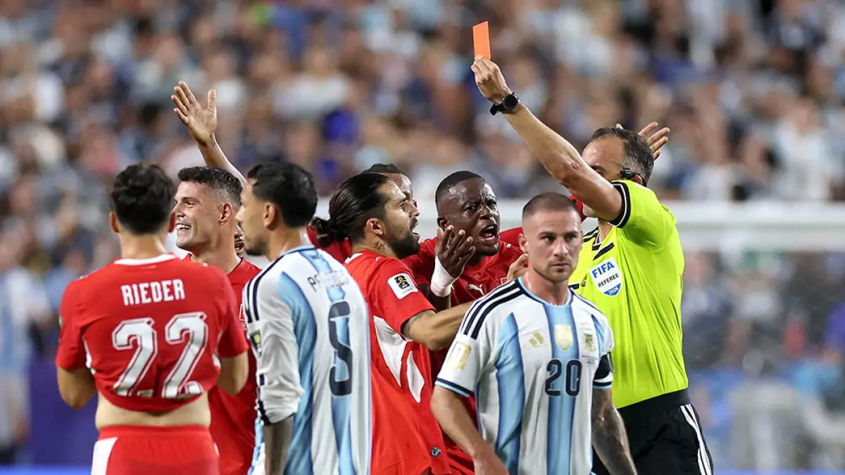 Wasit Joao Pinheiro mengeluarkan kartu merah kepada pemain Swiss Breel Embolo  dalam pertan­dingan perempat final Piala Dunia FIFA 2026  melawan Argentina di Stadion Kansas City, Ahad (12/7/2026). (afp)