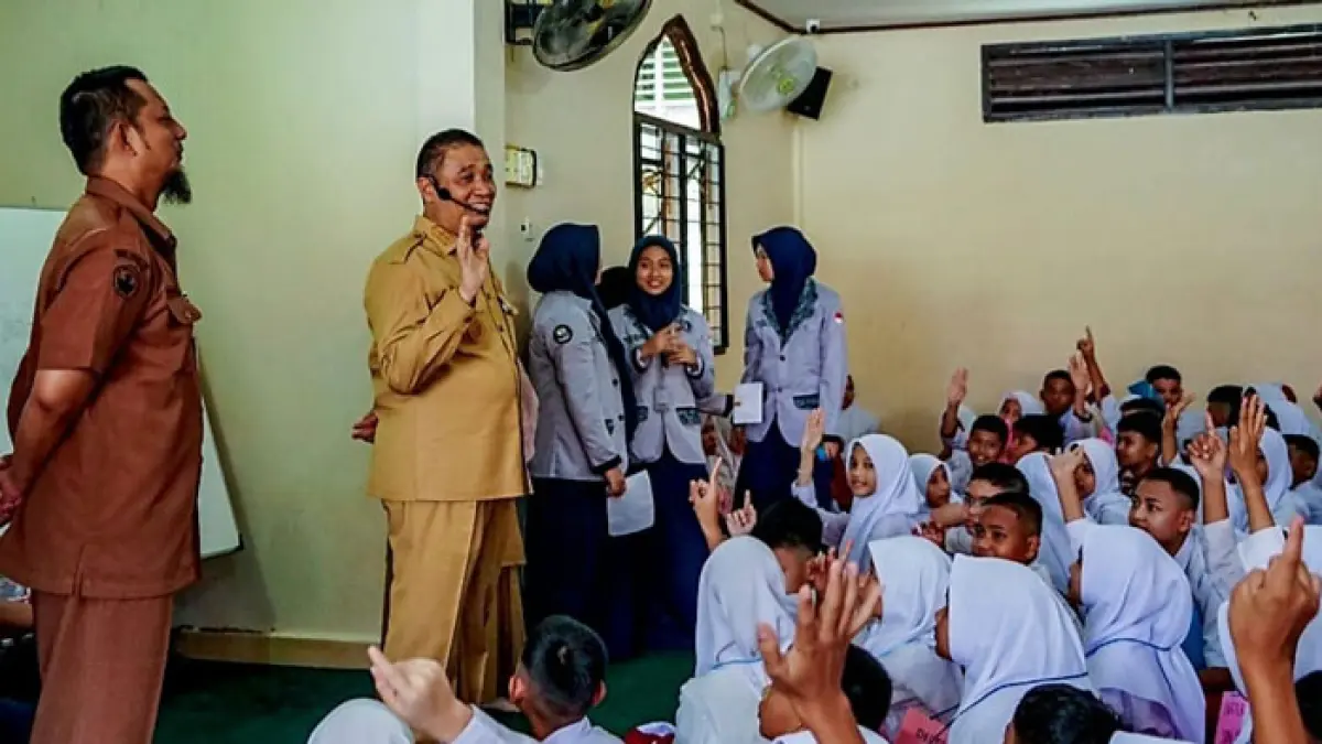 Wawako Pekanbaru Markarius Anwar mwninjau MPLS di SDN 36 Pekanbaru. (Dokpim Pemko Pekanbaru untuk Riaupos.co)