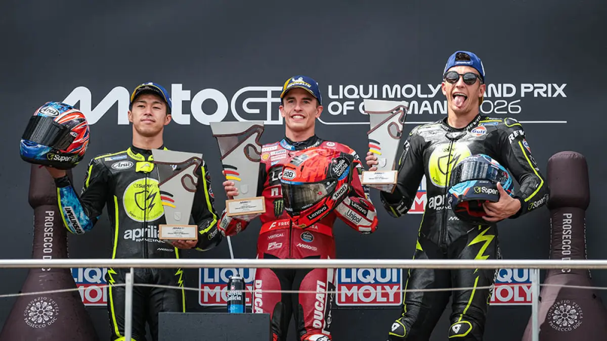 Pembalap Ducati Lenovo Marc Marquez (tengah), pembalap  SuperFile Trackhouse Ai Ogura (kiri) dan pembalap  SuperFile Trackhouse Raul Fernandez (kanan), merayakan kemenangan di podium setelah balapan MotoGP Grand Prix Jerman di Hohenstein-Ernstthal, Ahad (12/7/2026).  (Ronny HARTMANN/AFP)