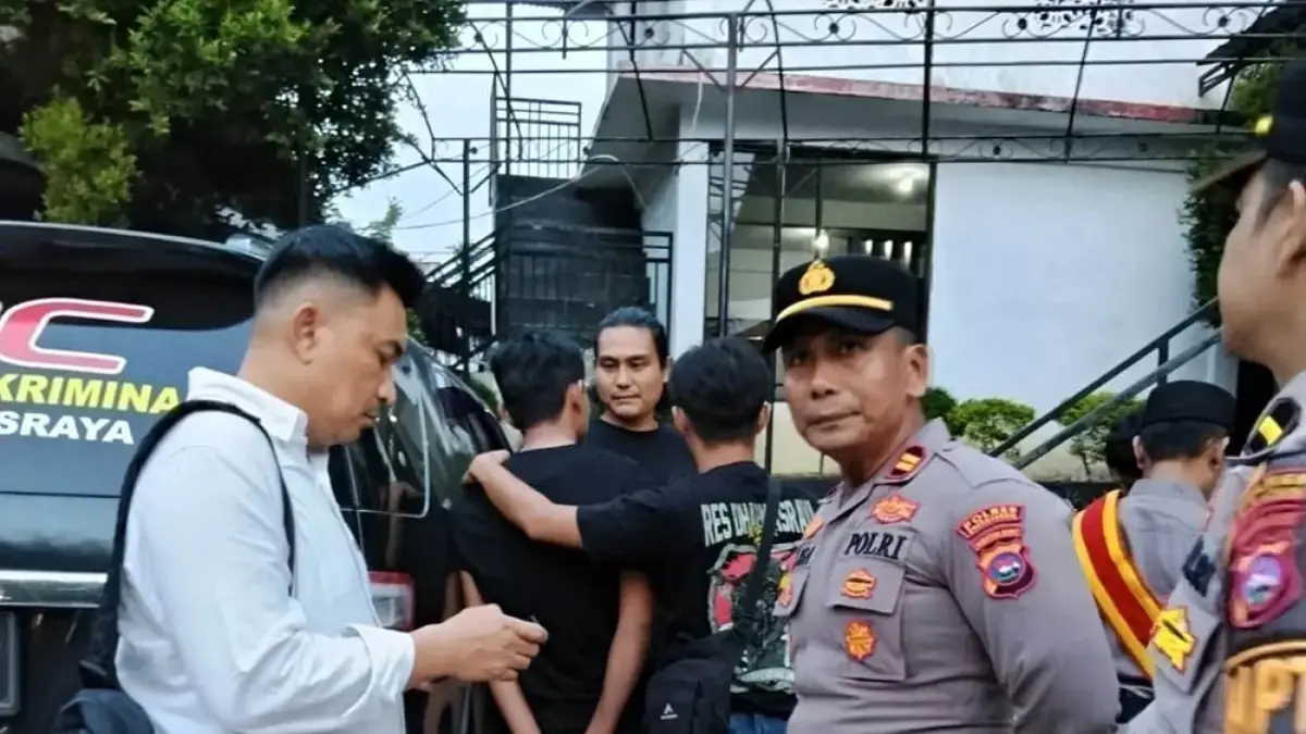 Kasatreskrim Polres Dharmasraya AKP Andri bersama Kapolsek Pulau Punjung Iptu M Isa mengawal tersangka dugaan pembunuhan usai olah tempat kejadian perkara di salah satu hotel di Kabupaten Dharmasraya, Sumatera Barat, Senin (13/7/2026). (Polres Dharmasraya untuk RPG)