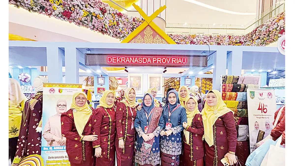 KUNJUNGI BAZAR: Ketua Dekranasda Bengkalis Hj Siti Aisyah didampingi Wakil Ketua Dekranasda Ira Vandriyani mengunjungi Stand Bazar Provinsi Riau pada HUT ke-46 Dekranas di Trans Studio Mall Makassar, Sulawesi Selatan, akhir pekan kemarin. (PEMKAB BENGKALIS UNTUK RIAU POS)


