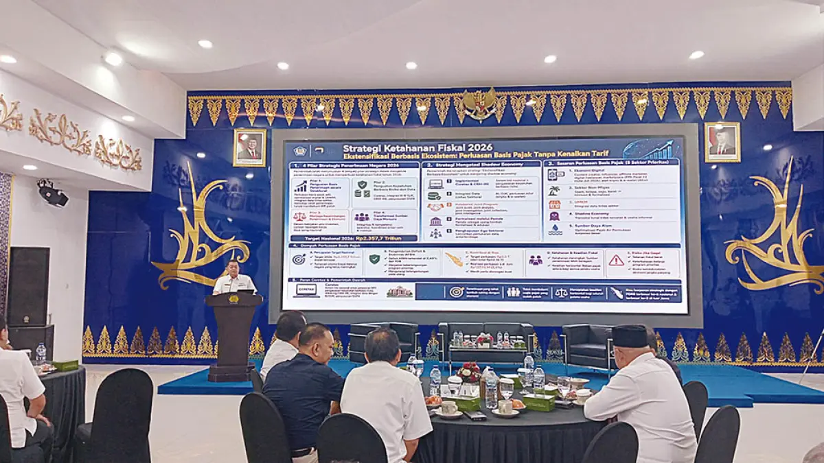 Kepala Kanwil DJP Riau YFR Hermiyana membuka secara langsung momentum peringatan Hari Pajak bertema Pajak Tumbuh, Indonesia Tangguh yang diisi dengan diskusi bersama stakeholder di aula Hang Tuah lantai 4 Kanwil DJP Riau, Kantor Wilayah Direktorat Jenderal Pajak Riau, Jalan Jenderal Sudirman, Pekanbaru, Senin (13/7/2026). (Prapti Dwi Lestari/riau pos)