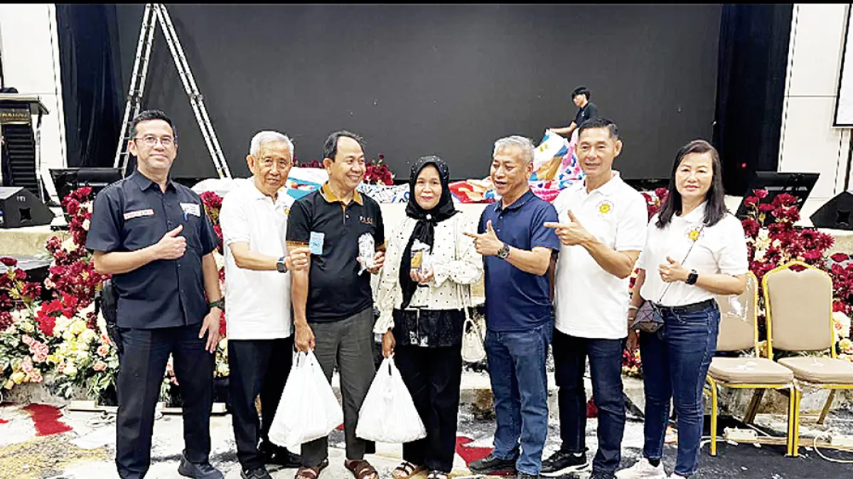 Foto bersama: Ketua IKPTB Mulianto Tan (dua ka­nan) didampingi Lo Cu Kwan Tee Kong Bio, Darwin (tiga kanan) dan Dewan Pembina IKPTB Sarwie (dua kiri) foto bersama para pendonor darah yang berhasil mendonorkan darahnya tepat di pukul 00.00 WIB, Senin (13/7/2026). (Prapti Dwi Lestari&nbsp;/riau pos)