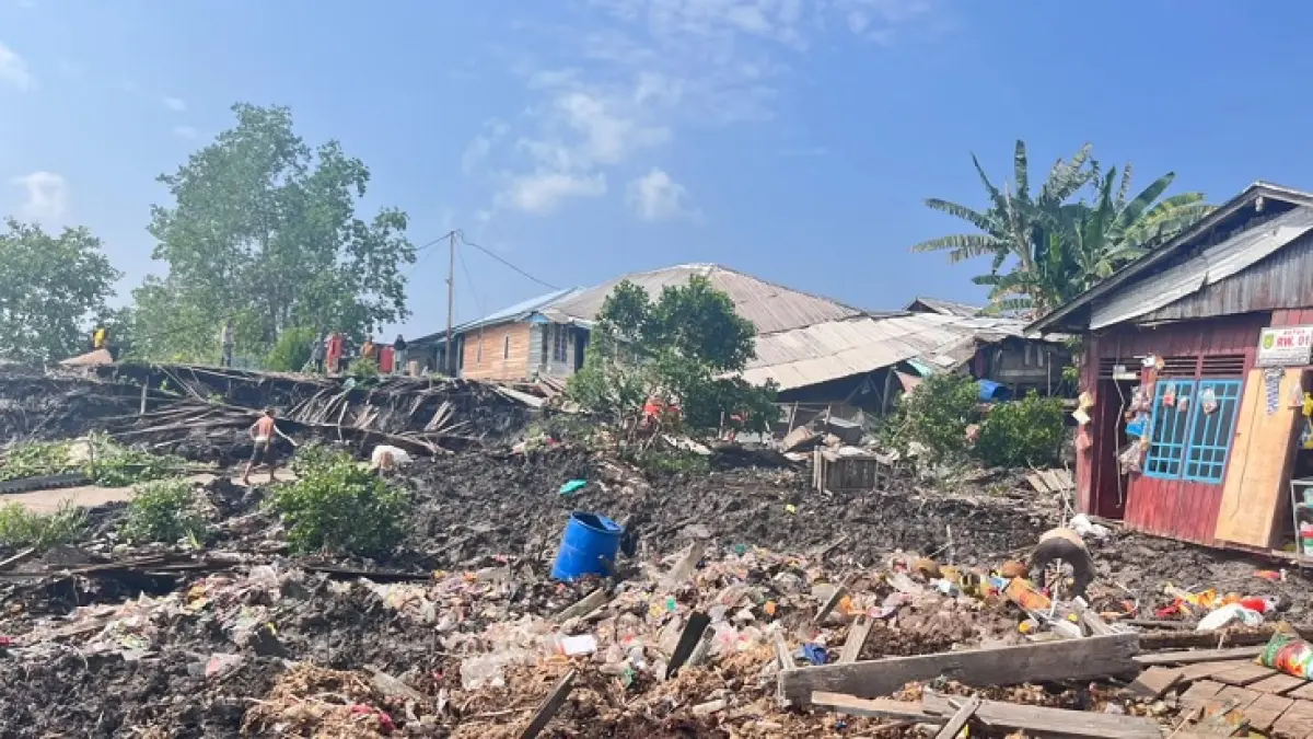 Abrasi di Dusun Sungai Udang, Desa Sungai Nyiur, Kecamatan Tanah Merah, Kabupaten Inhil mengalibatkan 6 rumah warga dan 5 fasilitas umum amblas, Selasa (14/7/2026). (Istimewa)