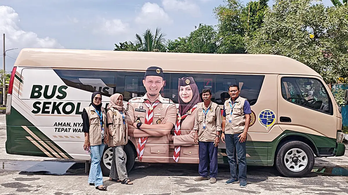 BUS SEKOLAH: Petugas Dinas Perhubungan (Dishub) Kota Pekanbaru resmi mengoperasikan layanan bus sekolah gratis, Senin (13/7/2026).  (Foto dokpim pemko pekanbaru)