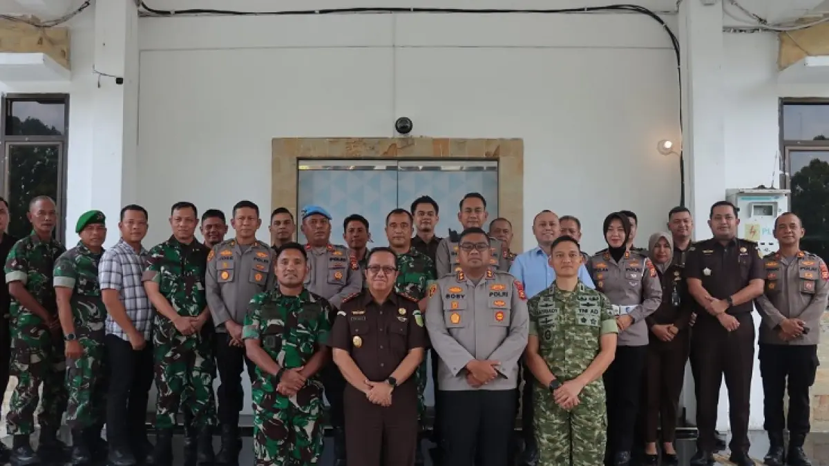 Kapolres Kampar AKBP Boby Putra Ramadhan S didampingi Wakapolres Kampar Kompol Rizky Hidayat dan PJU foto bersama dengan Danyonif 132/BS Letkol Inf Hendri Sihombing,&nbsp; Dandim 0313/KPR Letkol Czi Satriady Prabowo dan Kajari Dwianto Prihartono, Selasa (14/7/2026). (Humas Polres untuk Riaupos.co)