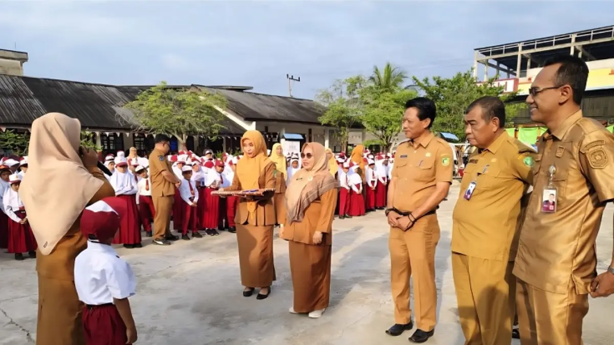 Kepala Disdikbud Tunjarto melakukan pemantauan ke sekolah-sekolah didampingi Kepala Dinas Sosial, Pemberdayaan Perempuan, Perlindungan Anak, Pengendalian Penduduk dan Keluarga Berencana (DSP2AP2KB), H Rokhaizal, beserta sejumlah pejabat lainnya. (Istimewa)
