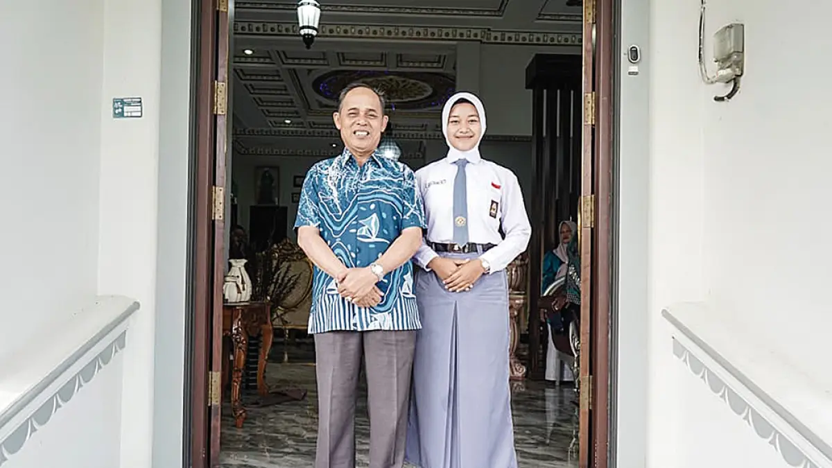 FOTO BERSAMA: Arifa Rahma Maulydha putri anggota Paskibraka perwakilan Riau berfoto bersama Bupati Inhil Herman di Pekanbaru sebelum bertolak ke Jakarta, Senin (13/7/2026).(PEMKAB INHIL UNTUK RIAU POS).